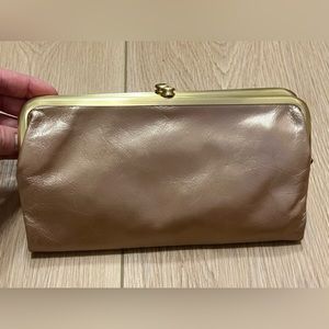 Hobo Lauren Clutch Wallet in Cameo